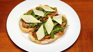 Брускетта с белыми грибами и рукколой