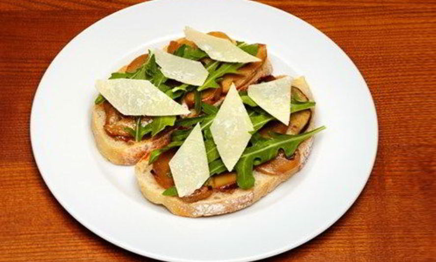 Рецепт брускетта с белыми грибами и рукколой