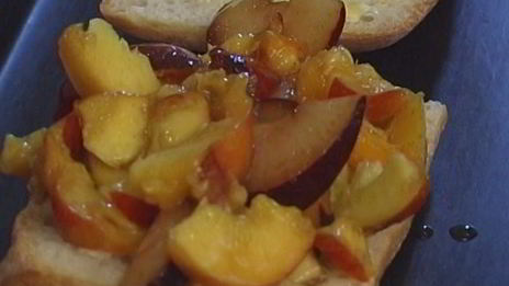 брускетта с фруктами