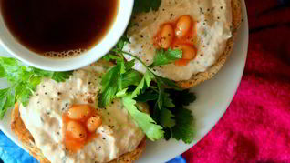 Брускетта с горбушей и фасолью