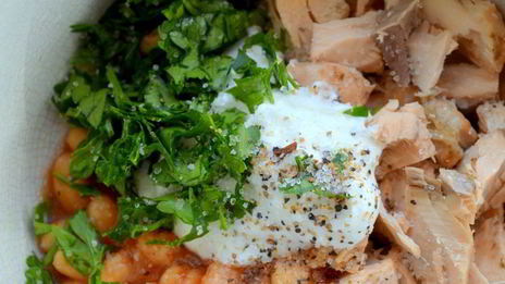 брускетта с горбушей и фасолью