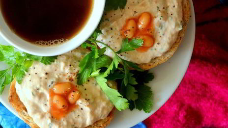 брускетта с горбушей и фасолью