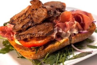 Брускетта с говядиной и пармской ветчиной