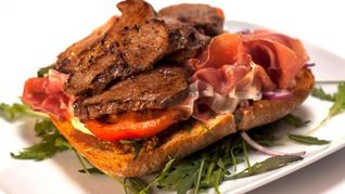 Брускетта с говядиной и пармской ветчиной
