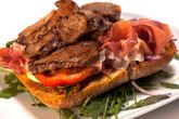 Брускетта с говядиной и пармской ветчиной
