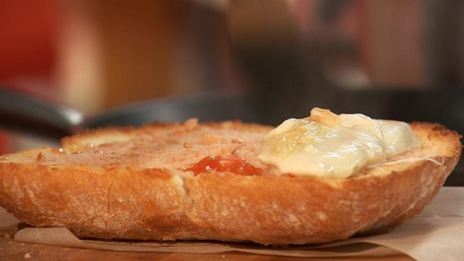 брускетта с говядиной и пармской ветчиной