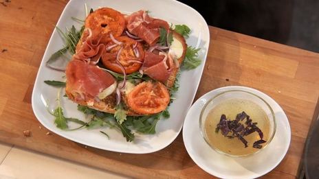 брускетта с говядиной и пармской ветчиной