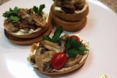 Брускетта с грибами и козьим сыром