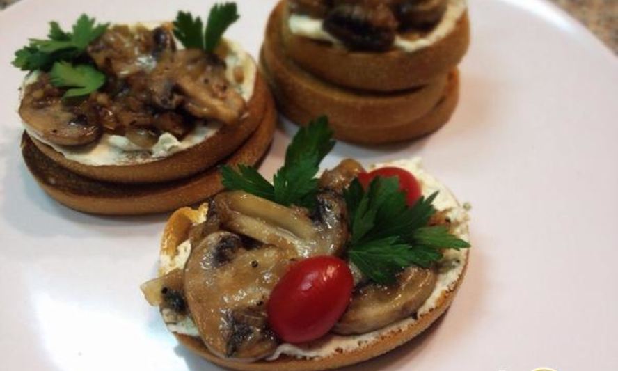 Рецепт брускетта с грибами и козьим сыром