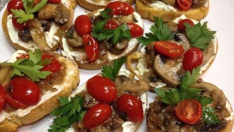 брускетта с грибами и козьим сыром