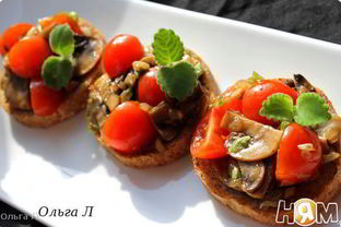 Брускетта с грибами и свежими помидорами