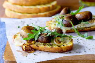 Брускетта с грибами, луком и соусом песто