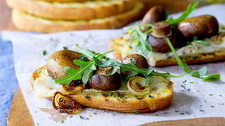 Брускетта с грибами, луком и соусом песто