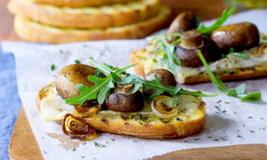 Рецепт брускетта с грибами, луком и соусом песто