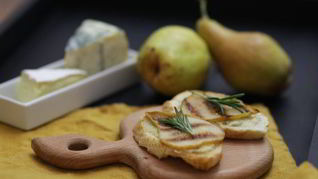 Брускетта с грушей