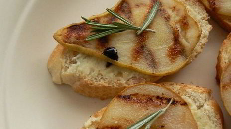 брускетта с грушей