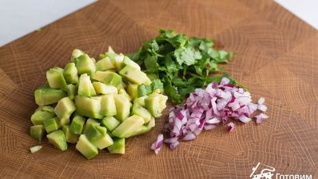 брускетта с гуакамоле и креветками