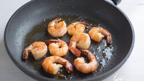 брускетта с гуакамоле и креветками