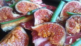 Брускетта с инжиром и пармской ветчиной