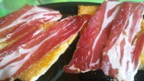 брускетта с инжиром и пармской ветчиной