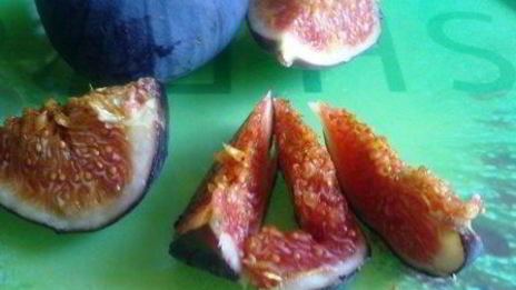 брускетта с инжиром и пармской ветчиной