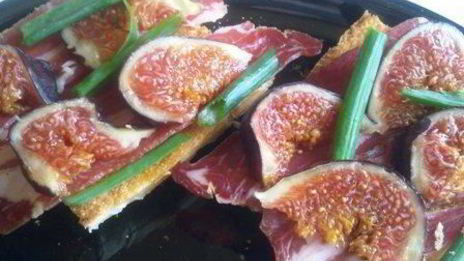 брускетта с инжиром и пармской ветчиной