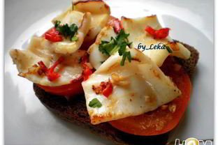 Брускетта с кальмарами и чили