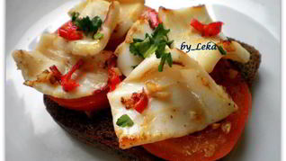 Брускетта с кальмарами и чили