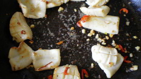 брускетта с кальмарами и чили