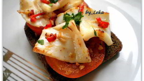 брускетта с кальмарами и чили