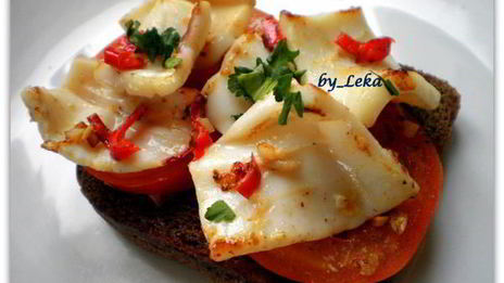 брускетта с кальмарами и чили