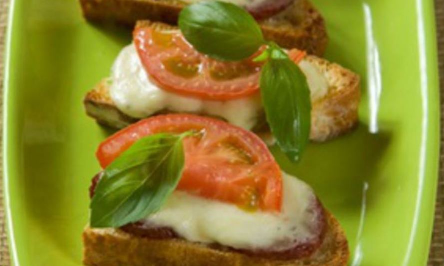 Рецепт брускетта с колбасой пепперони