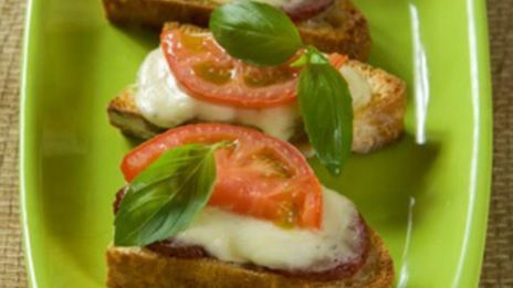 брускетта с колбасой пепперони