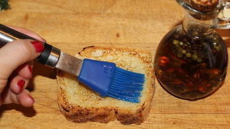 брускетта с крабом и авокадо