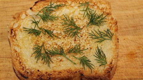 брускетта с крабом и авокадо