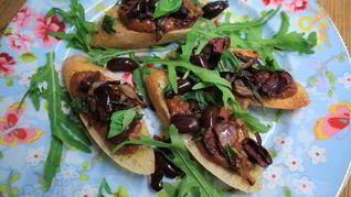 Брускетта с красной фасолью и сладким перцем