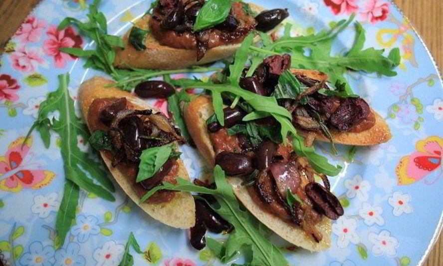 Рецепт брускетта с красной фасолью и сладким перцем