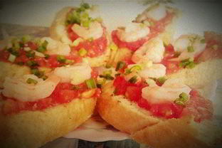 Брускетта с креветками и авокадо