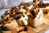 Брускетта с лисичками, тимьяном и розмарином