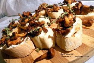 Брускетта с лисичками, тимьяном и розмарином