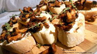 Брускетта с лисичками, тимьяном и розмарином