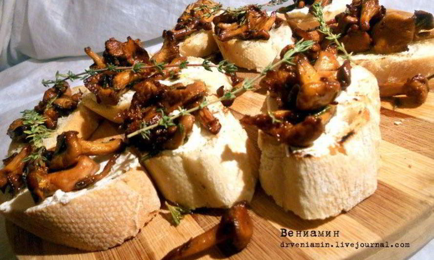 Рецепт брускетта с лисичками, тимьяном и розмарином