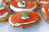 Брускетта с лососем