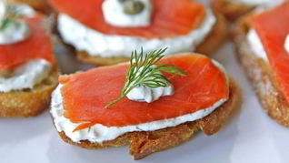 Брускетта с лососем