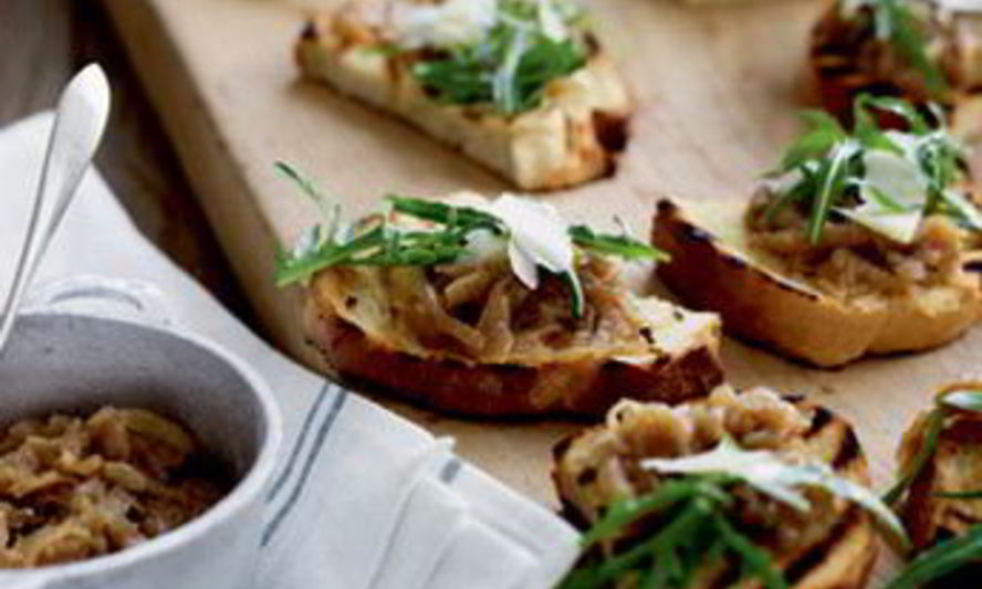 Рецепт брускетта с луком и сыром