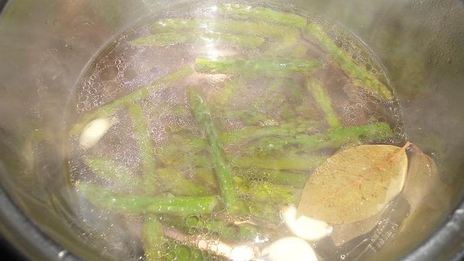 брускетта с маринованной спаржей