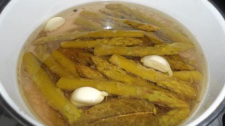 брускетта с маринованной спаржей