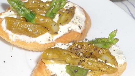 брускетта с маринованной спаржей