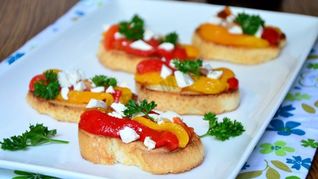 Брускетта с маринованным перцем и фетой