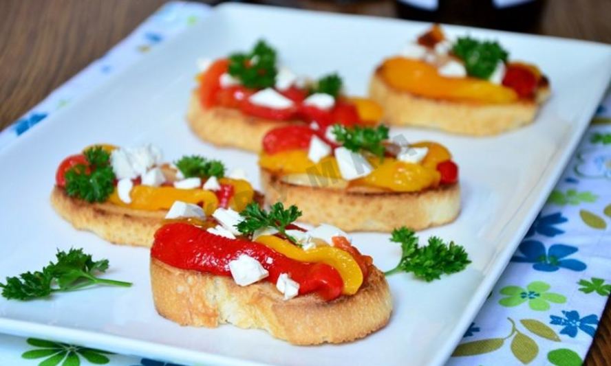 Рецепт брускетта с маринованным перцем и фетой
